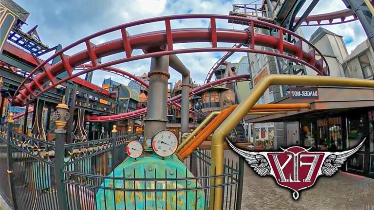 montagnes russes colorees dans un parc dattractions