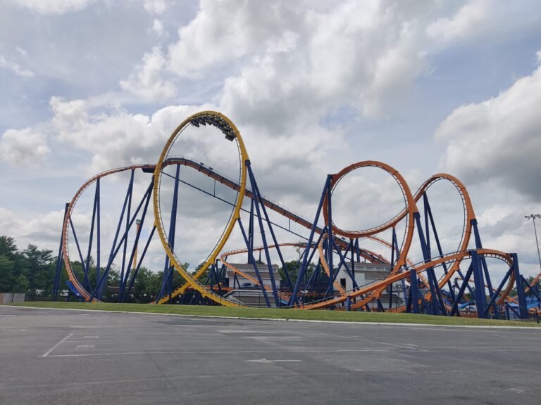 Quels sont les attractions incontournables du parc à thème Kings Dominion en Virginie 32 montagnes russes emblematiques de kings dominion