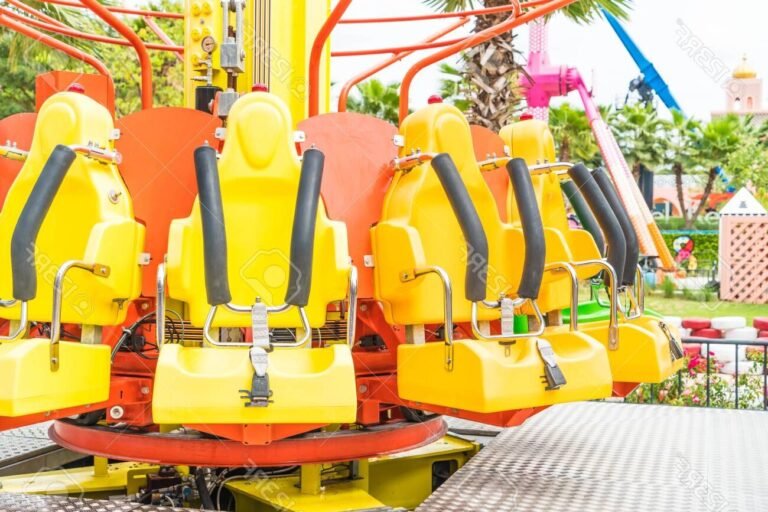 montagnes russes et attractions colorees