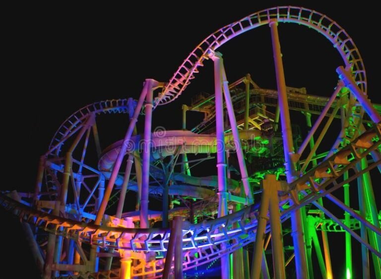 montagnes russes et maneges colores