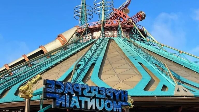 Pourquoi visiter Disneyland Hong Kong : attractions et conseils 30 montagnes russes vibrantes a disneyland hong kong