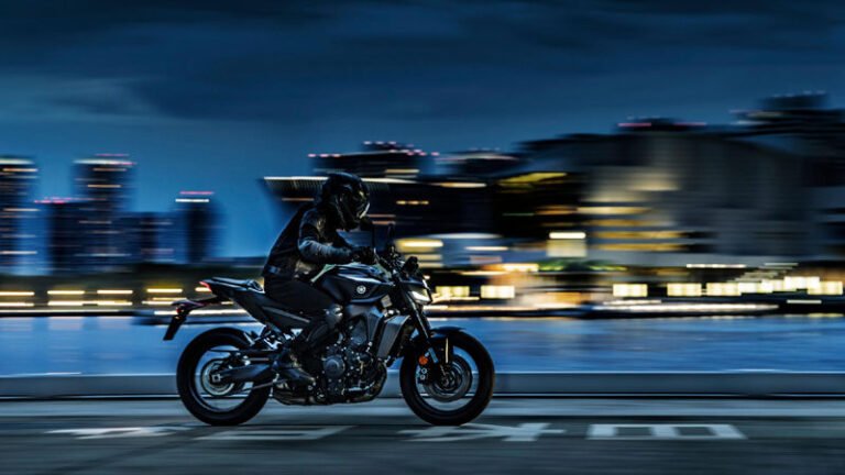 moto en action sur une route degagee