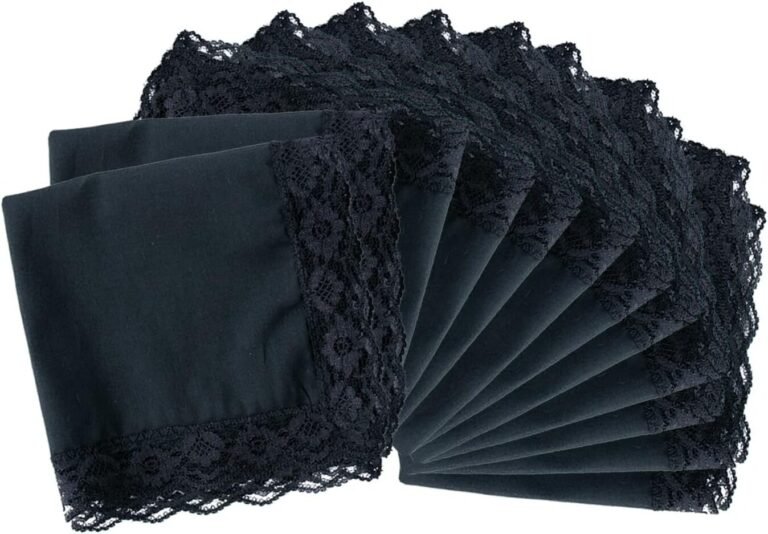 mouchoirs en dentelle sur une table elegante