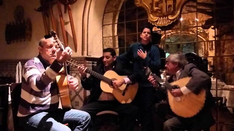Qu'est-ce que le fado et comment l'écouter sur un air de fado 32 musicien de fado jouant a lisbonne