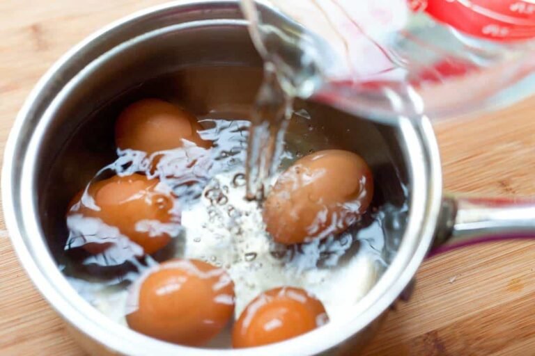 oeufs durs dans une casserole deau