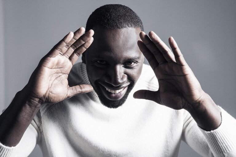 Pourquoi Omar Sy parle-t-il de l'importance de la communication 12 omar sy en train de communiquer avec passion