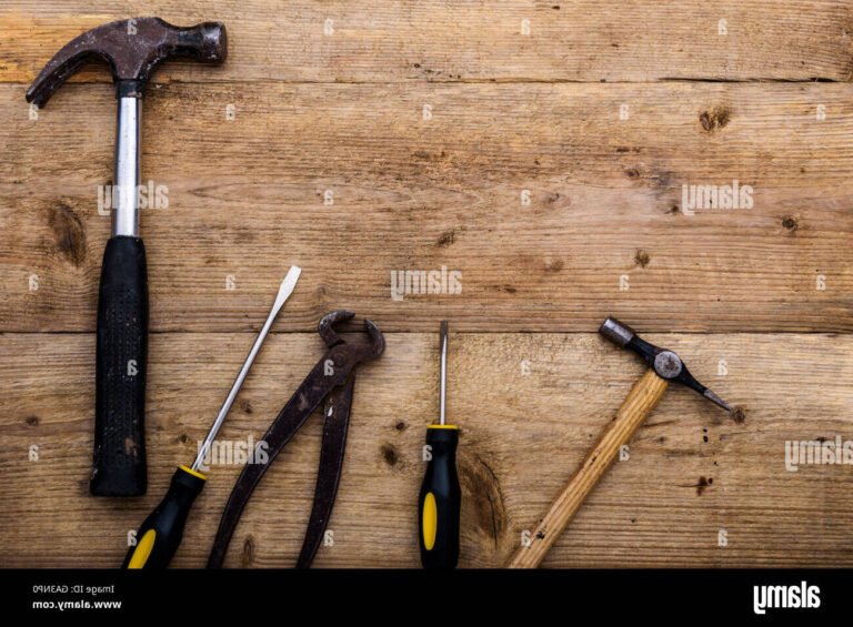 outils de menuiserie sur un plan de travail