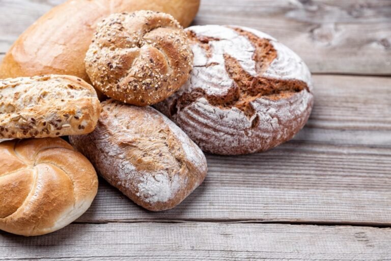 Comment faire son pain sans gluten facilement à la maison 36 pains sans gluten frais sur une table