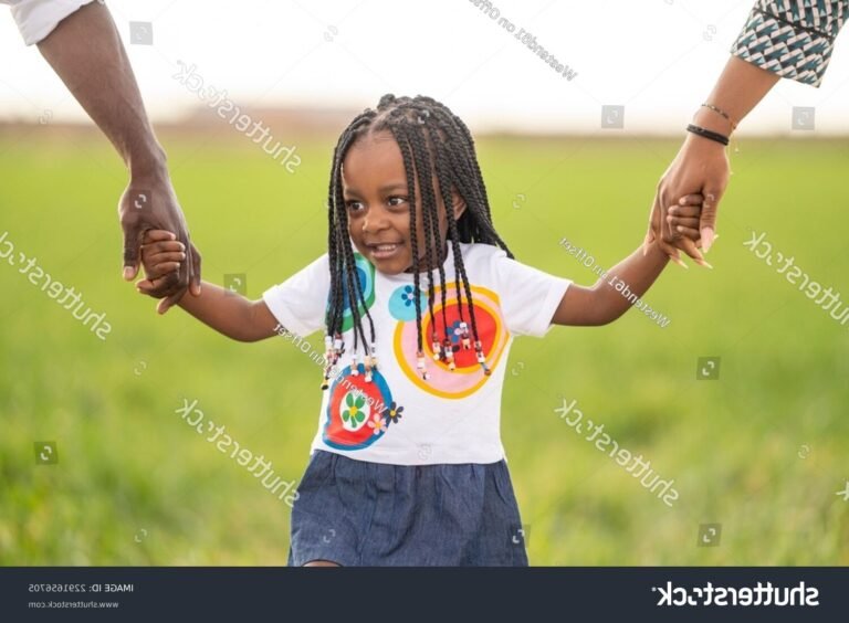 Que faire si le droit de visite n'est pas respecté par le père 1 parent et enfant se tenant la main