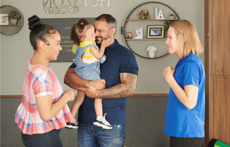 parents heureux avec leurs enfants a la garderie