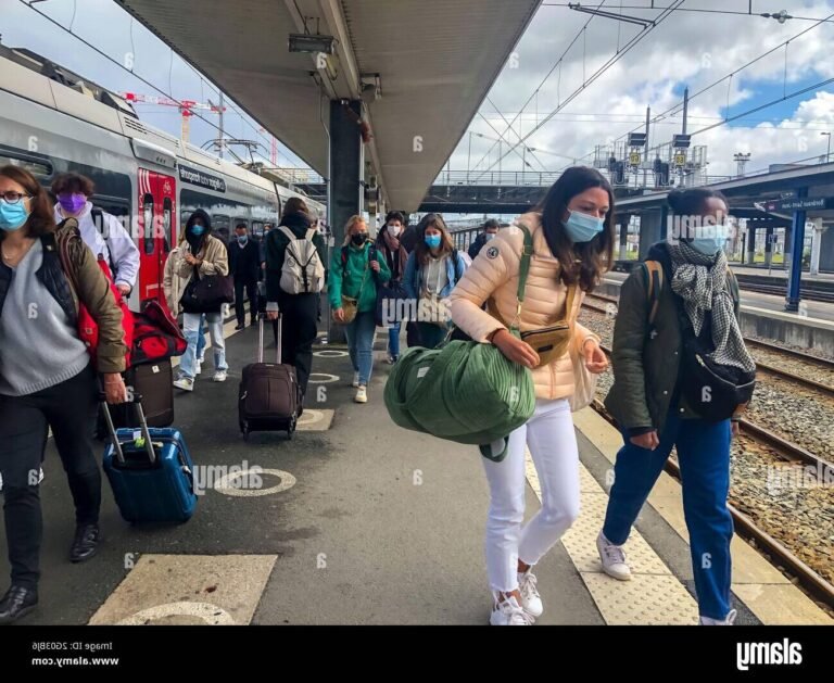 passagers attendant le tgv a la gare
