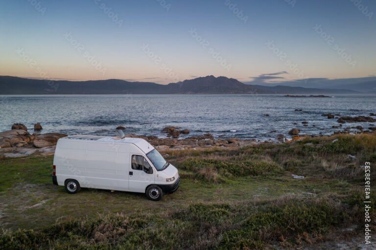 Quels sont les meilleurs endroits pour camper en camping-car au Pays Basque espagnol 33 paysage de camping car au bord de la mer