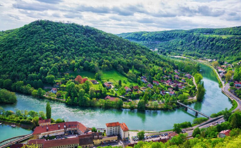 Quels sont les plus beaux endroits à visiter en Bourgogne-Franche-Comté 18 paysage pittoresque de bourgogne franche comte