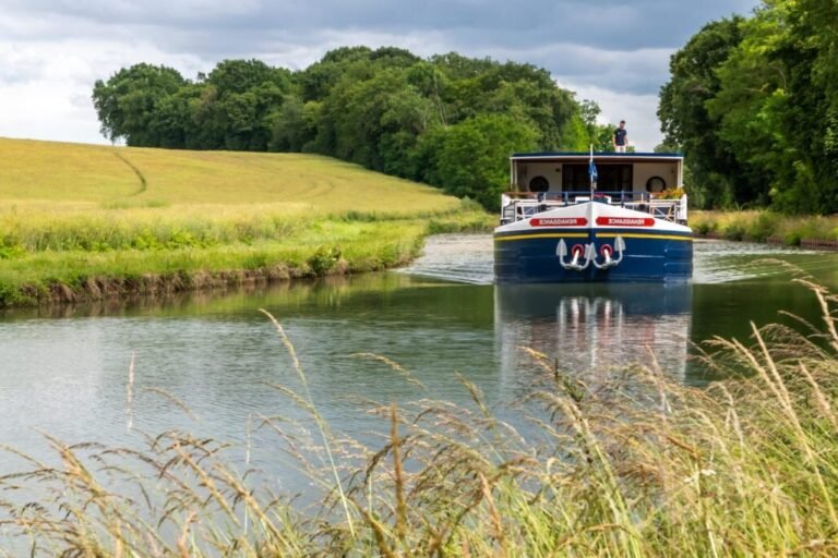 peniche naviguant sur le canal paisible