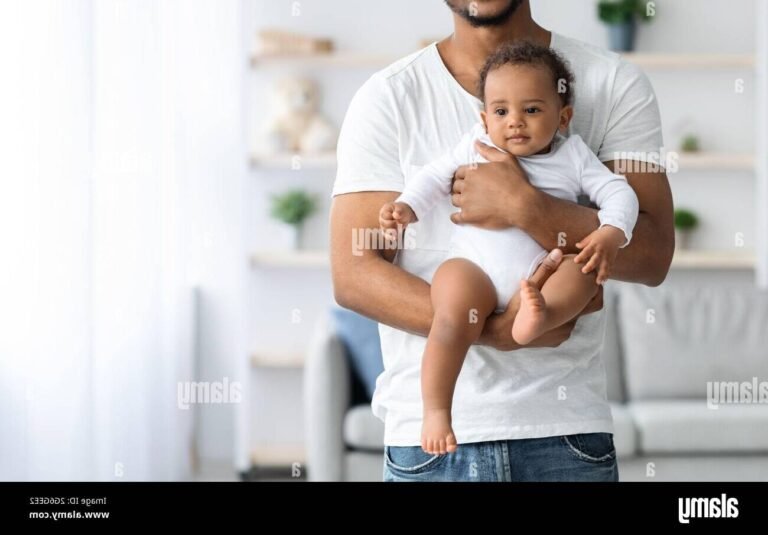 pere avec bebe dans les bras