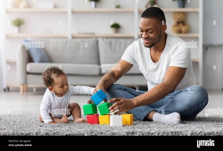 pere jouant avec son enfant a la maison