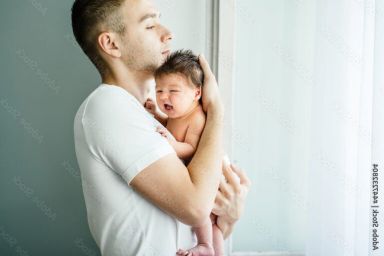 Comment Devenir Papa : Guide Pratique pour les Nouveaux Pères 10 pere tenant son bebe avec tendresse