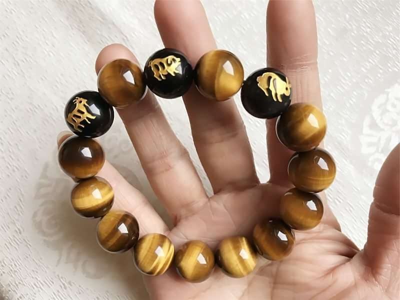 Quelle est la signification des perles d'œil du tigre en lithothérapie 1 perles doeil de tigre sur fond naturel