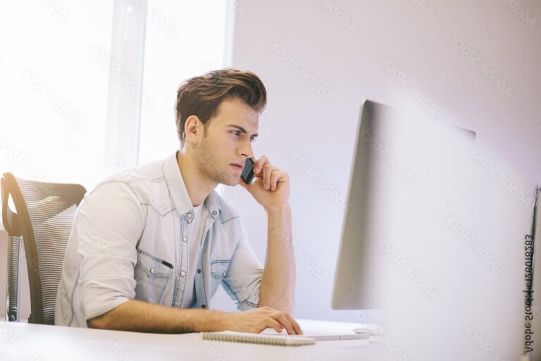 personne au telephone avec un ordinateur