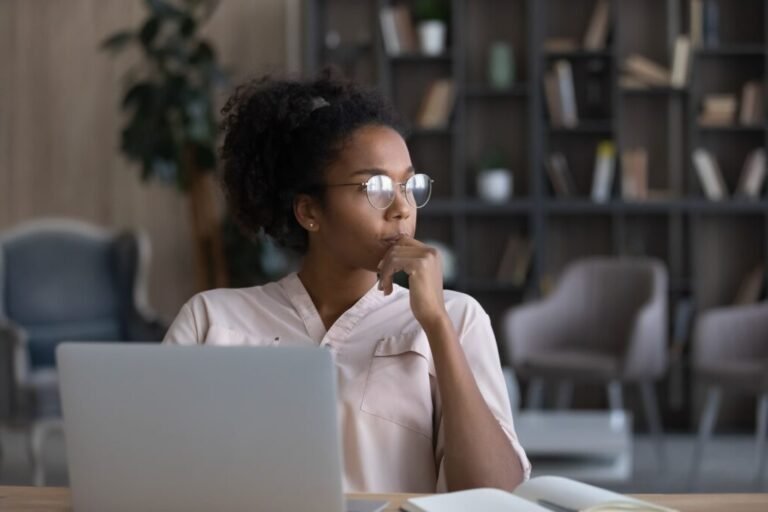 personne cherchant des formations en ligne