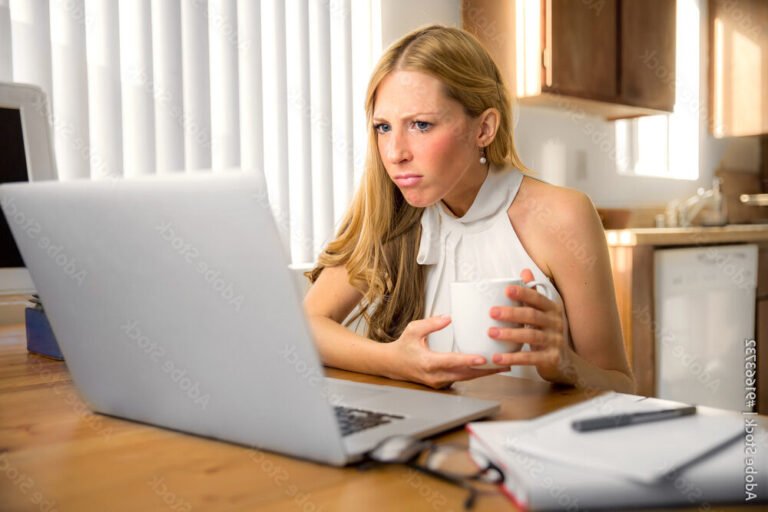 personne cherchant un emploi sur un ordinateur