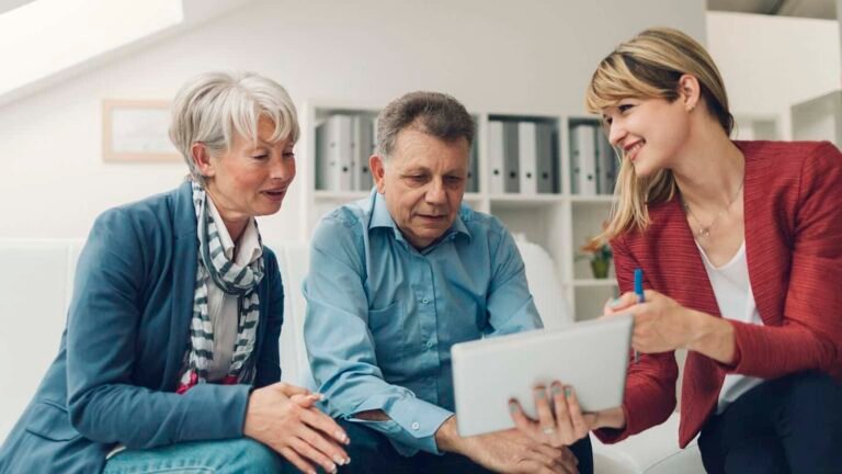 personne consultant un conseiller en retraite