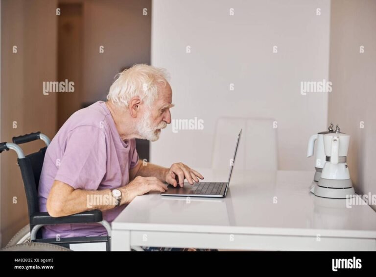 personne ecrivant un mail sur un ordinateur