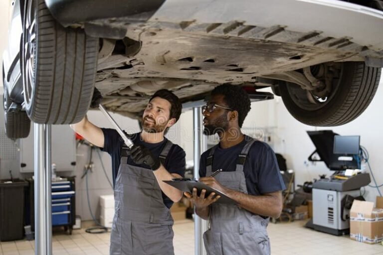 Comment devenir contrôleur technique sans diplôme en France 33 personne inspectant un vehicule dans un garage