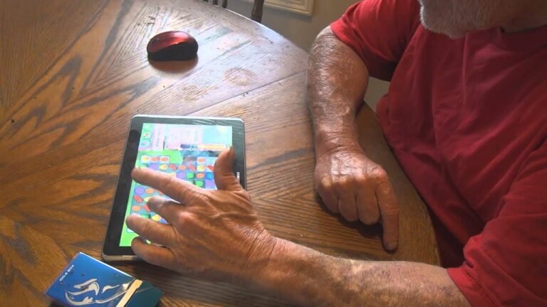 personne jouant a candy crush sur ordinateur