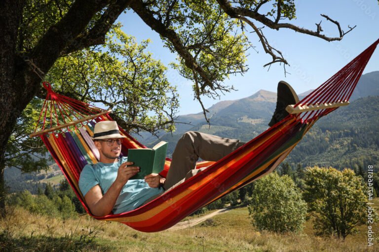 personne lisant un livre dans un hamac