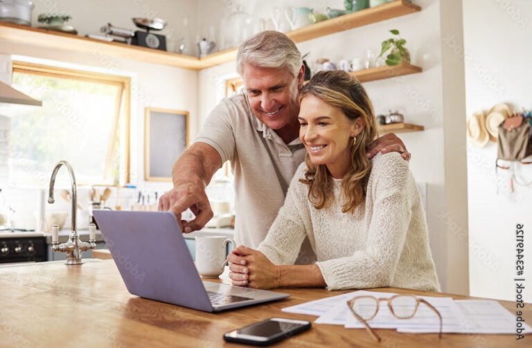 Comment préparer efficacement son dossier de retraite 12 personne organisant ses documents de retraite