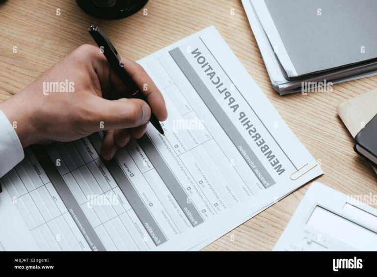 Comment s'inscrire en candidat libre pour les examens 41 personne remplissant un formulaire dinscription