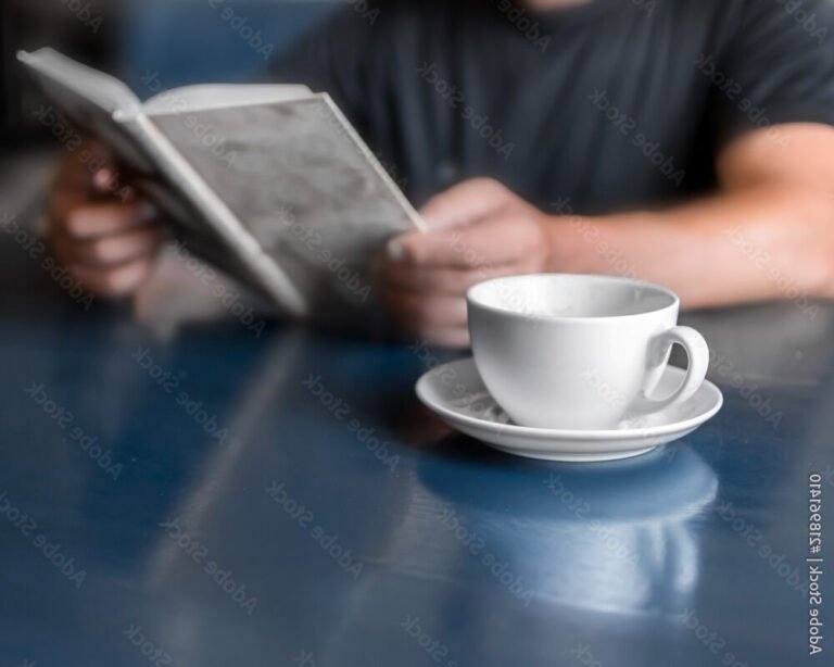 Pourquoi les gens heureux lisent-ils en buvant du café 13 personne savourant un cafe avec un livre
