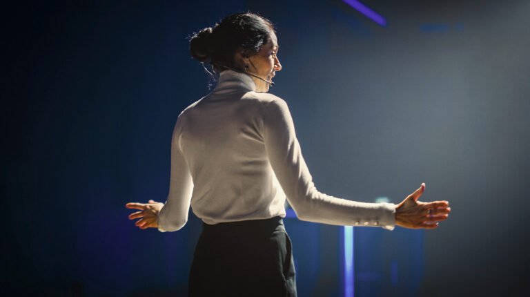 personne sexprimant avec assurance sur scene