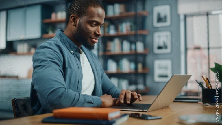 Comment arrondir ses fins de mois facilement en ligne 18 personne travaillant sur un ordinateur portable