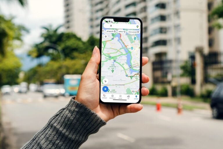 personne utilisant google maps sur smartphone