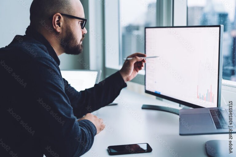 personne utilisant un ordinateur avec graphique