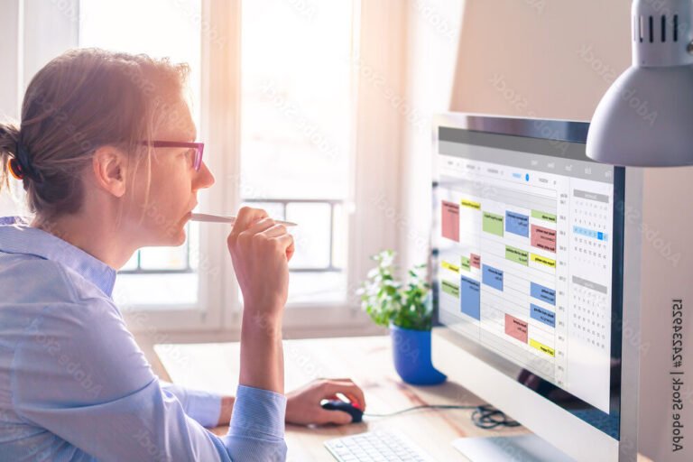 Comment prendre rendez-vous pour votre assurance retraite facilement 39 personne utilisant un ordinateur pour planifier