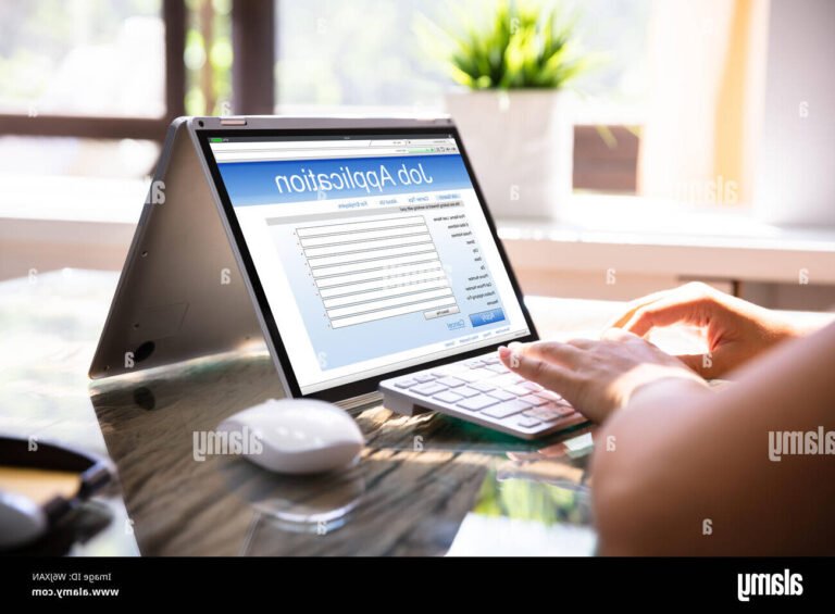 personne utilisant un ordinateur pour postuler