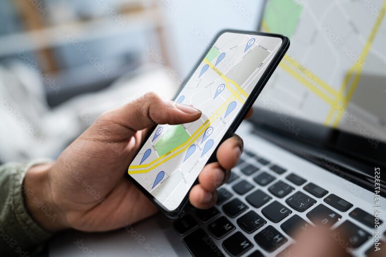 Comment accéder au service abonnés de Paris Match facilement 12 personne utilisant un smartphone pour naviguer