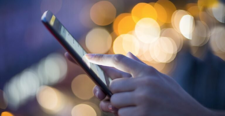 personne utilisant une application sur smartphone