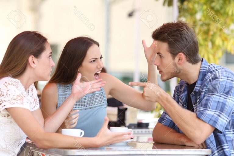 personnes en discussion animee dans un cafe