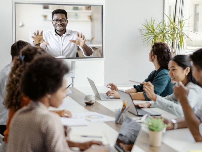 Quelles formations sont accessibles sans bac via Pôle Emploi 14 personnes en formation professionnelle dynamique