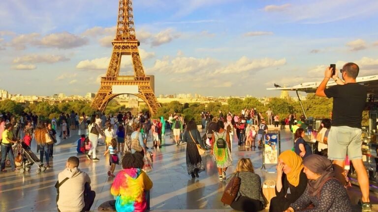 Comment monter à pied à la Tour Eiffel : conseils et informations 39 personnes marchant vers la tour eiffel