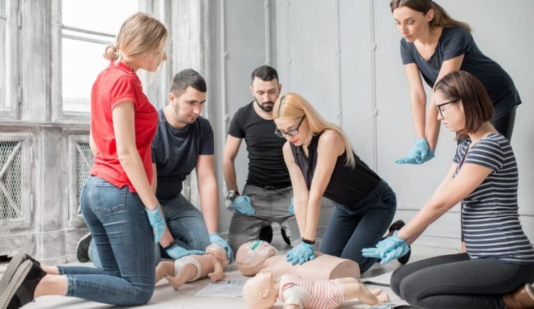 personnes pratiquant des gestes de secours