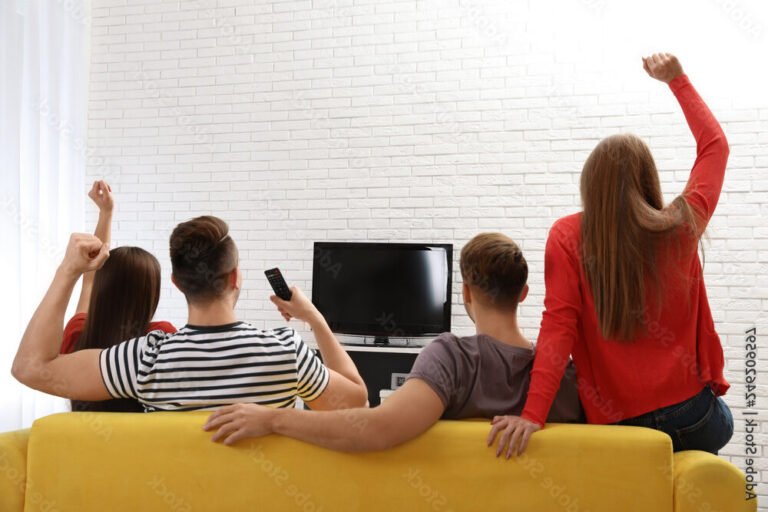 personnes regardant une serie sur canape