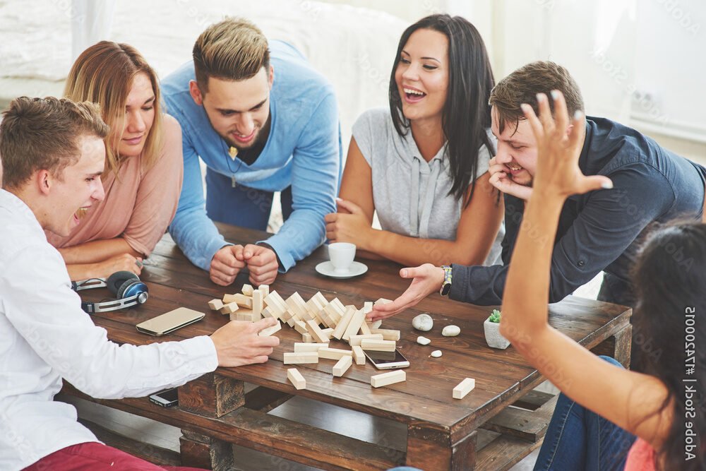 personnes samusant avec des jeux creatifs