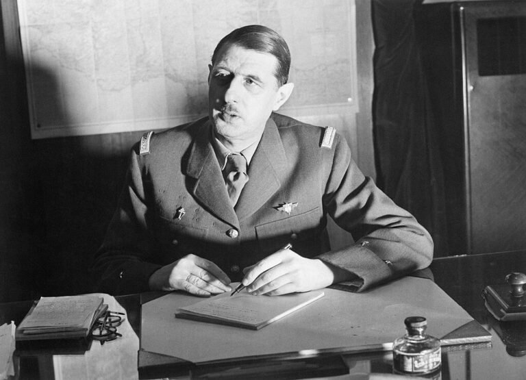 photo de charles de gaulle en train decrire