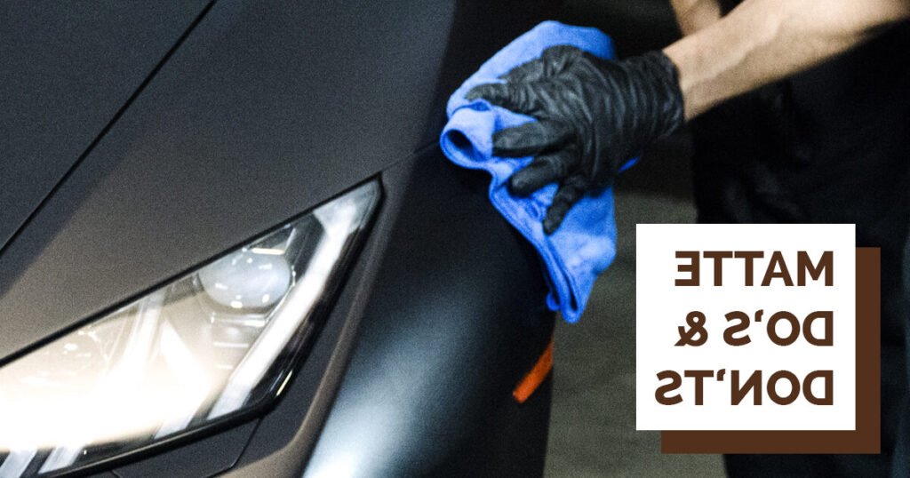 Comment appliquer de la peinture bois noir mat efficacement 1 pinceau appliquant de la peinture noire mate