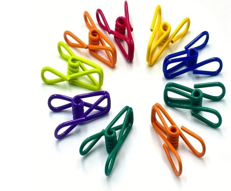 pinces a linge en inox colorees sur corde